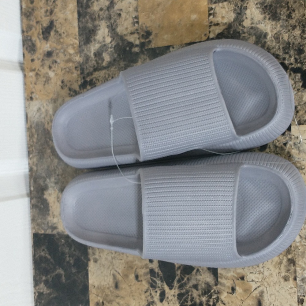 NWOT grey shower shoes, house shoes, slides, excellent condition.